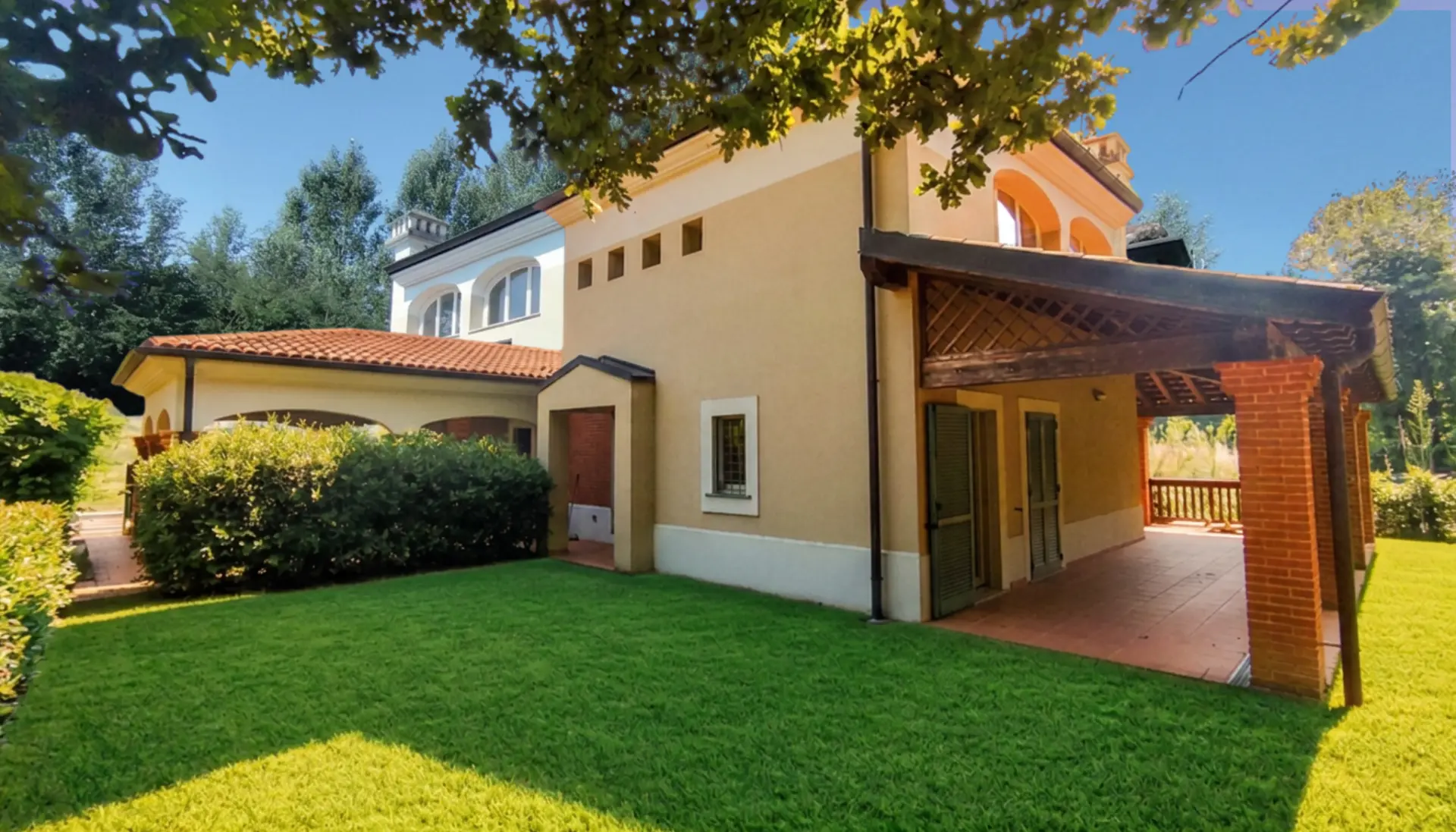 Facciata reale della villa Il Feudo con giardino privato