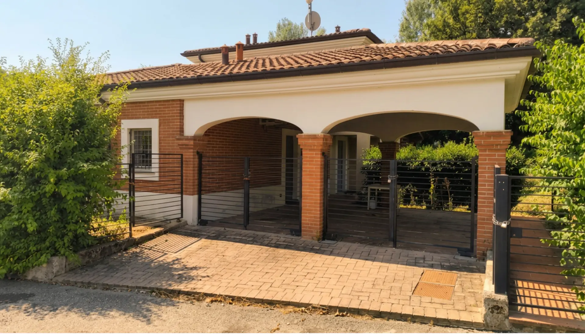 Ingresso porticato della proprietà