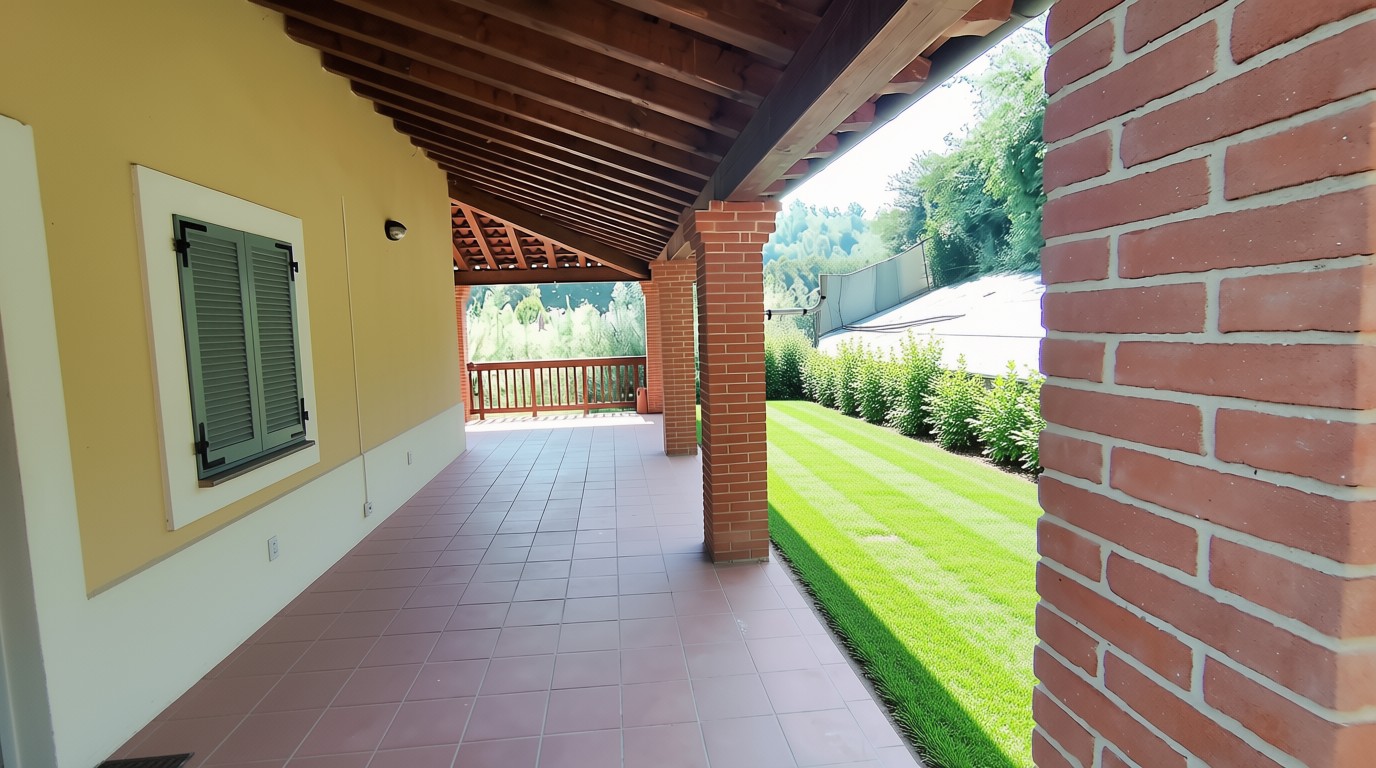 Porticato della villa con colonne in mattoni