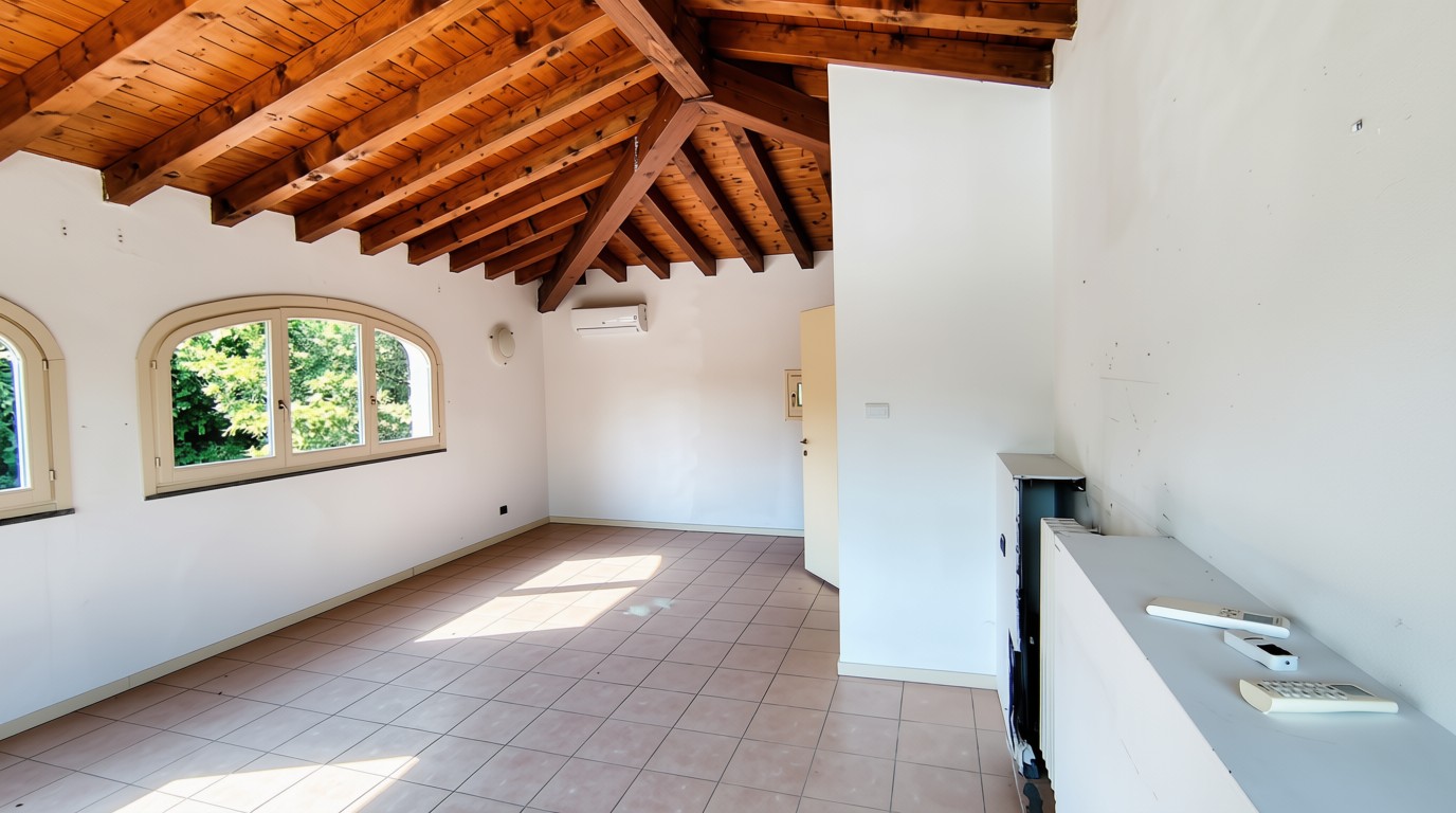Mansarda con struttura del tetto in legno a vista