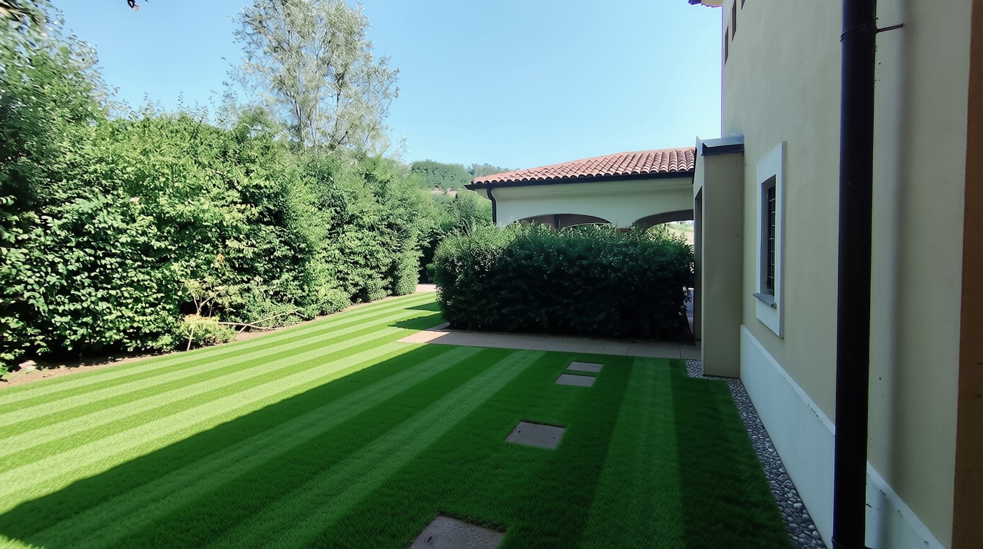 Giardino privato curato lungo la villa