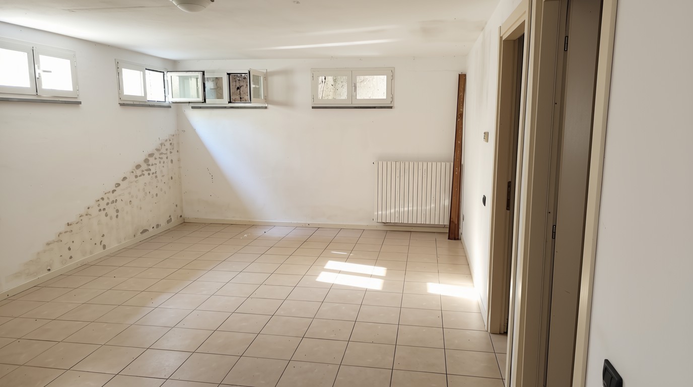 Locale seminterrato con finestre e luce naturale