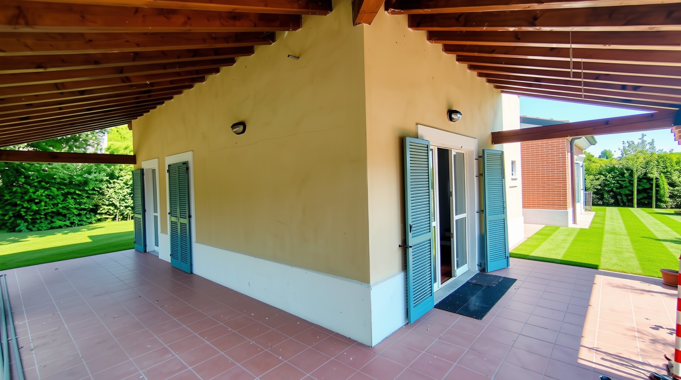 Portico coperto della villa affacciato sul giardino