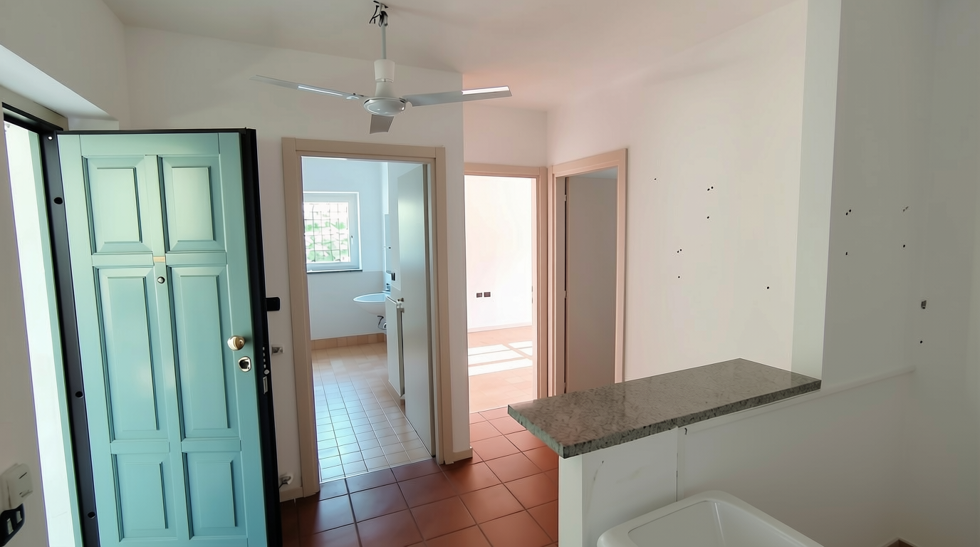 Ingresso interno della villa con porte verso le stanze