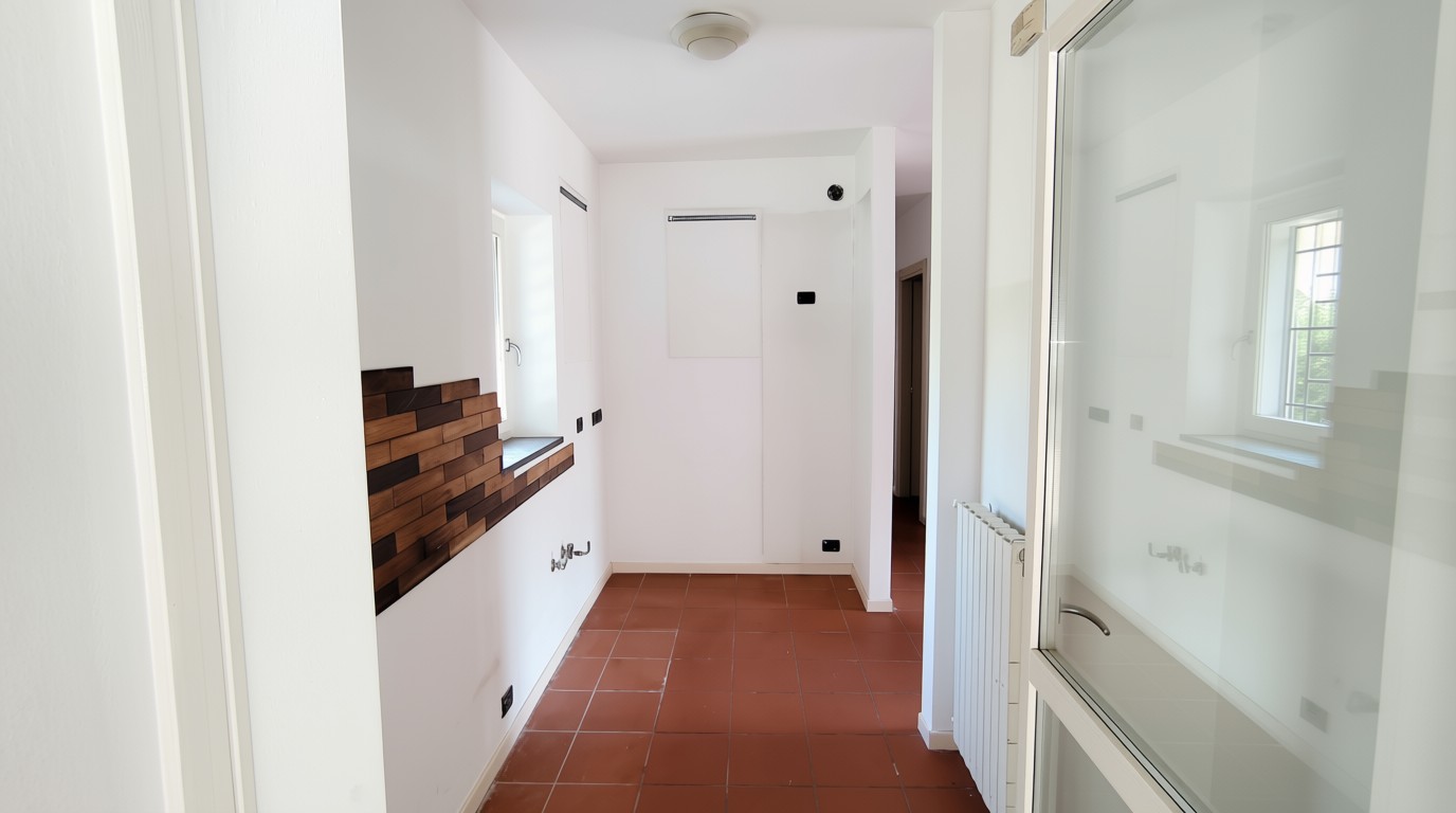 Cucina della villa vista dal corridoio