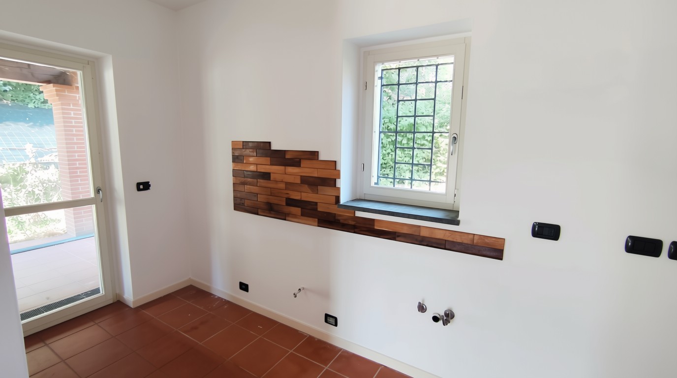 Spazio cucina con finestra affacciata sul verde