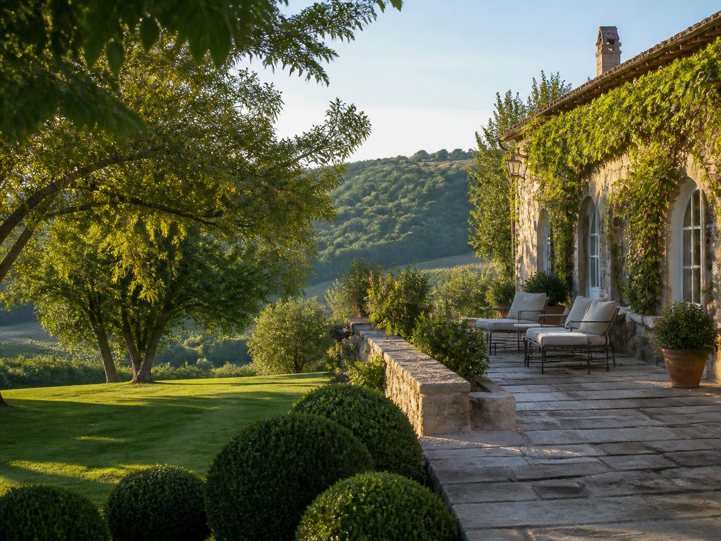 Giardino e terrazza della villa tra gli alberi